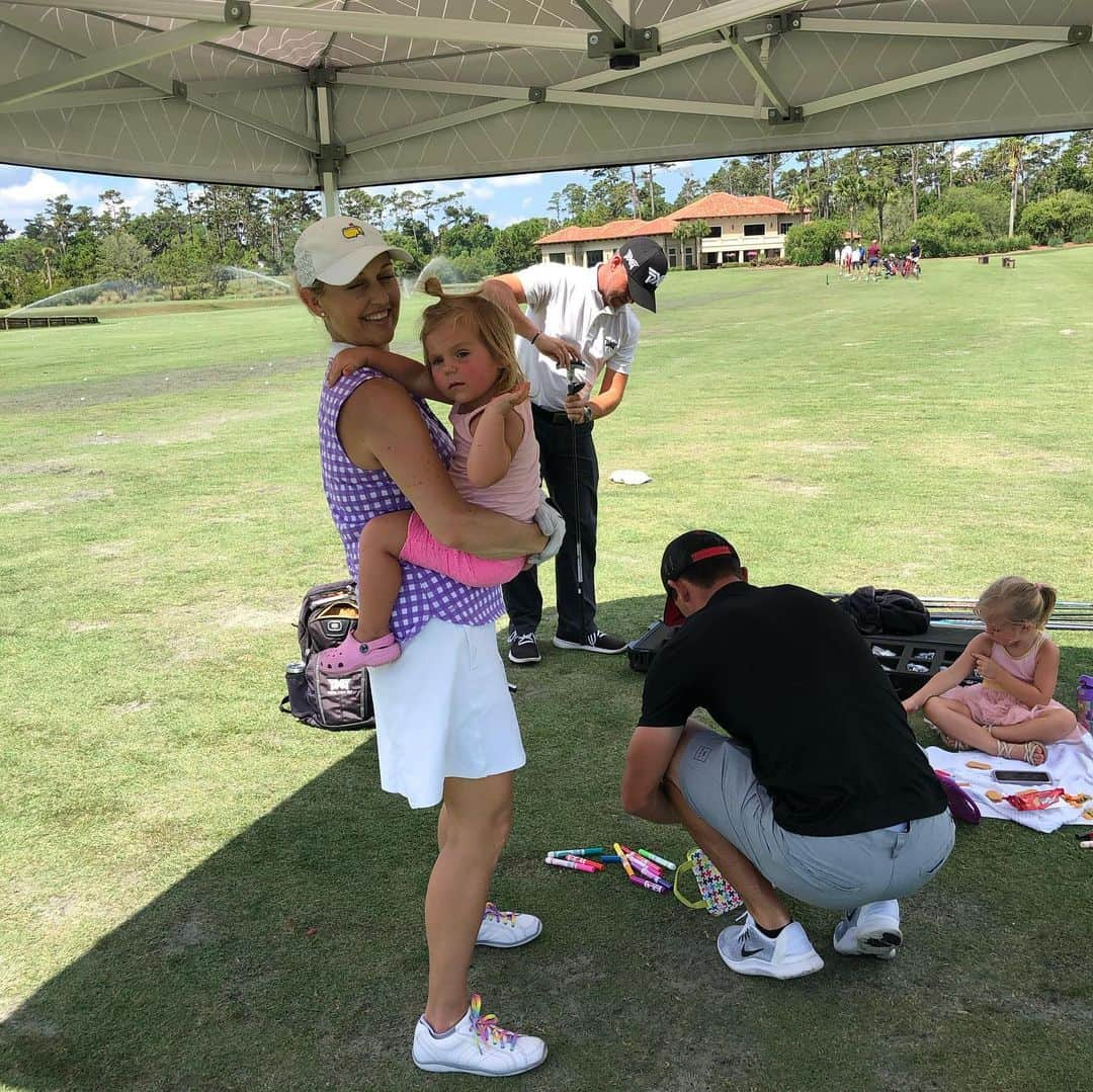 ビリー・ホースケルさんのインスタグラム写真 - (ビリー・ホースケルInstagram)「Great morning spending time with my girls as my wife, @thesobermodernmom, and her mom got fitted for new @PXG clubs. I tried my best to keep the two munchkins entertained with snacks, coloring, iPads, and hitting balls. I was about as successful at that as I was playing last week at Bethpage. Britt and her mom had a great fitting and are excited to officially join #PXGTroops. My wife still has some game. Especially seeing as she has only touched a club about 10 times over the last 2 years! #nobodymakesclubsthewaywedo #PERIOD @shoerollins @drbobparsons @reneelparsons @jfujigolf」5月21日 3時14分 - billyho_golf