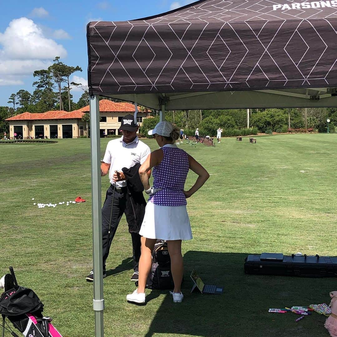 ビリー・ホースケルさんのインスタグラム写真 - (ビリー・ホースケルInstagram)「Great morning spending time with my girls as my wife, @thesobermodernmom, and her mom got fitted for new @PXG clubs. I tried my best to keep the two munchkins entertained with snacks, coloring, iPads, and hitting balls. I was about as successful at that as I was playing last week at Bethpage. Britt and her mom had a great fitting and are excited to officially join #PXGTroops. My wife still has some game. Especially seeing as she has only touched a club about 10 times over the last 2 years! #nobodymakesclubsthewaywedo #PERIOD @shoerollins @drbobparsons @reneelparsons @jfujigolf」5月21日 3時14分 - billyho_golf