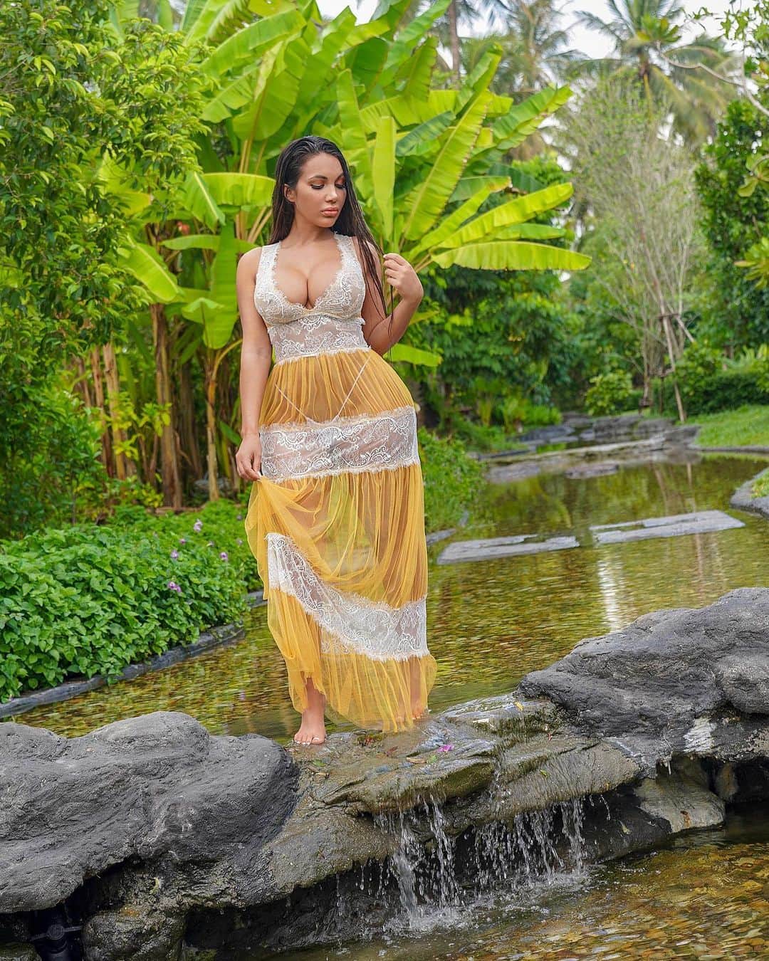 Aylen Aのインスタグラム：「Embrace contrasting experiences 🐠 Dress: @fashionnova」