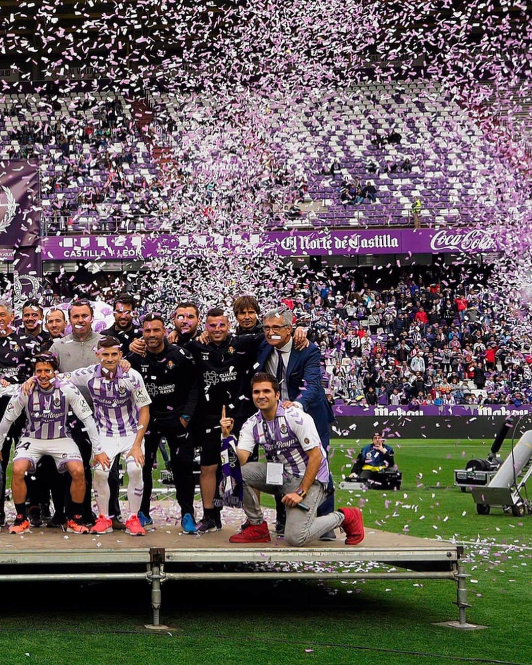 LFPさんのインスタグラム写真 - (LFPInstagram)「Staying in LaLiga Santander is well worth celebrating! 🎉 💜 @realvalladolid 💜 • #RealValladolid #LaLigaSantander #LaLiga #Ronaldo」5月21日 3時33分 - laliga