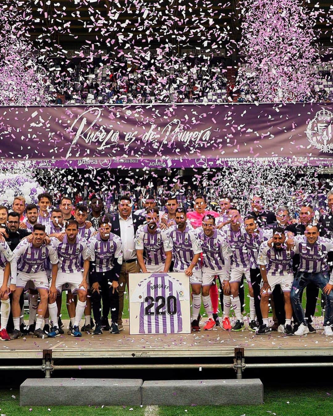 LFPさんのインスタグラム写真 - (LFPInstagram)「Staying in LaLiga Santander is well worth celebrating! 🎉 💜 @realvalladolid 💜 • #RealValladolid #LaLigaSantander #LaLiga #Ronaldo」5月21日 3時33分 - laliga