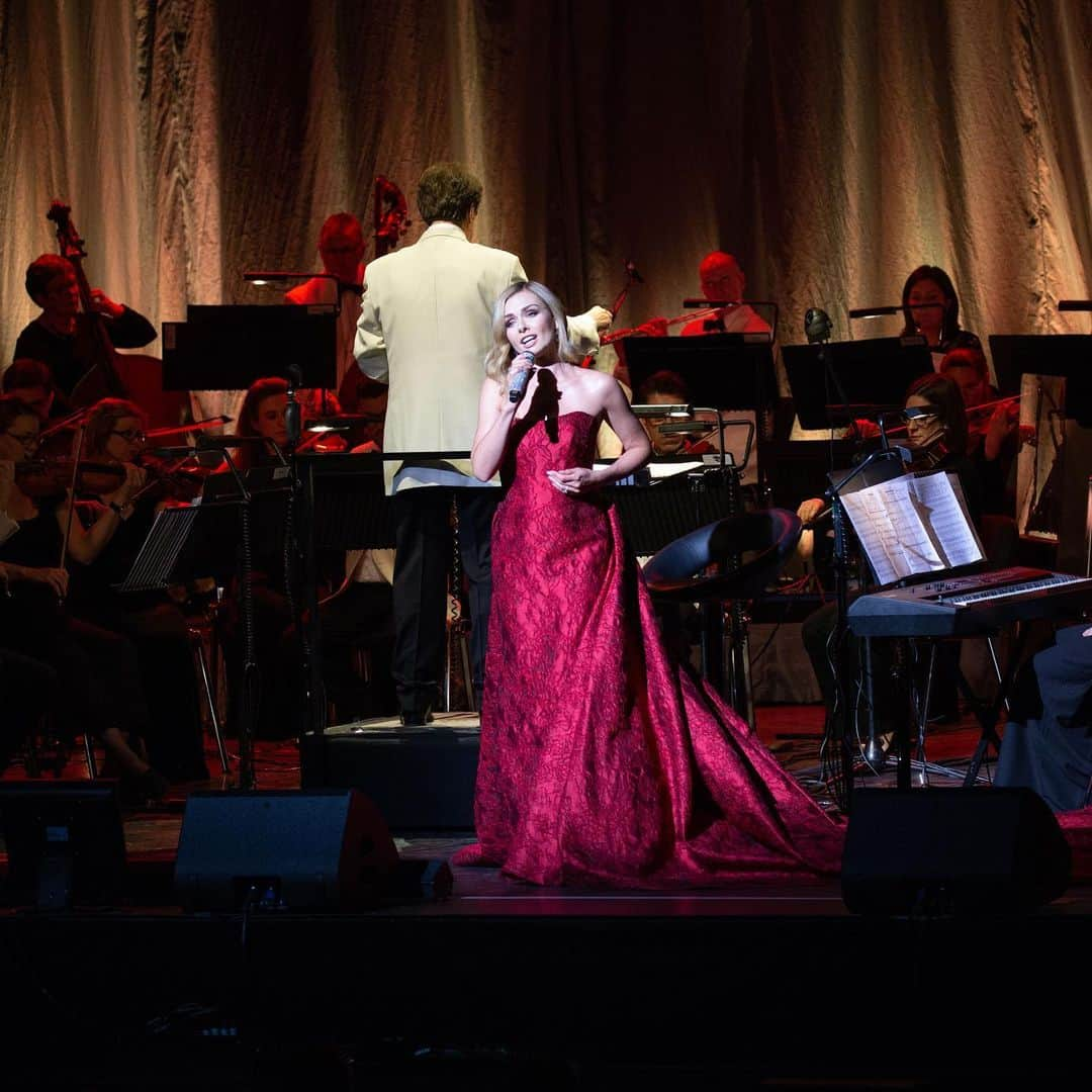 キャサリン・ジェンキンスさんのインスタグラム写真 - (キャサリン・ジェンキンスInstagram)「A selection of images from the @thelondonpalladium on Saturday evening. Another HUGE thank you for joining me, it was such a fantastic evening! Guildford tonight for the next show of the #guidinglighttour. Photo credit: @matt4p Matt Thorpe Photography 📸」5月21日 3時27分 - katherinejenkinsobe