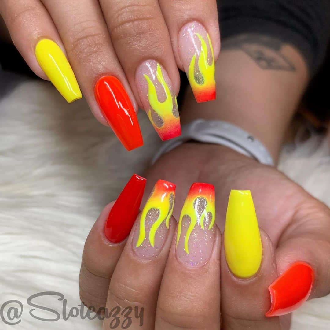 Yasmeenさんのインスタグラム写真 - (YasmeenInstagram)「Liiiiit 🔥 for my coworker @denisselove ‘s weekend at EDC! All colors used are @colorclubnaillacquer , full set done with Gel X by @apresnailofficial #nailsbysloteazzy」5月21日 3時31分 - sloteazzy