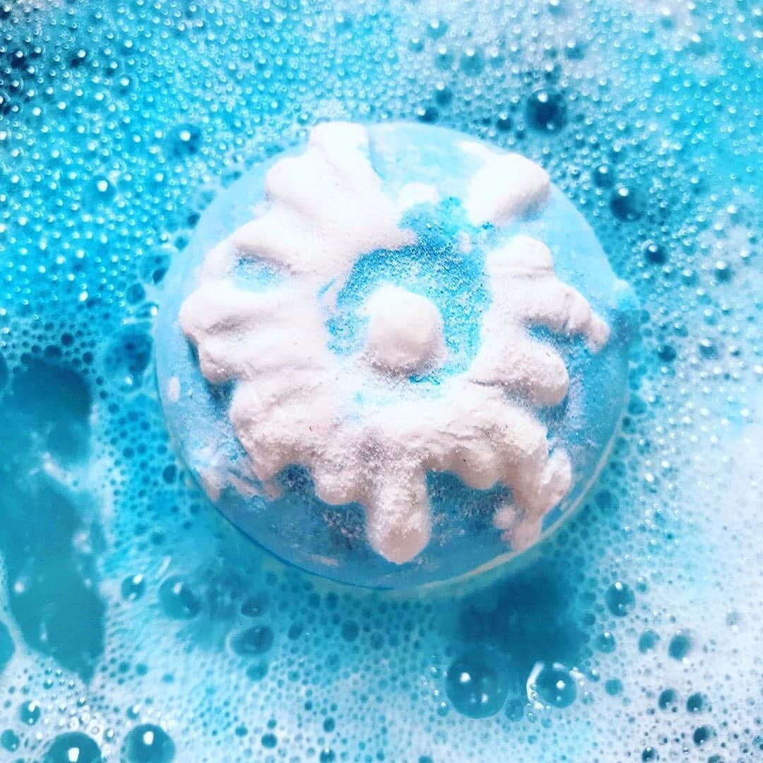 LUSH Cosmeticsさんのインスタグラム写真 - (LUSH CosmeticsInstagram)「When you're feeling blue, our new Splash Bath Bomb comes to the rescue. With an energizing azure hue, and a lime and neroli scent that's equally as bright, Monday won't seem so bad anymore. 💙💙💙/ 📸: @iyastevie #WeTheBathers」5月21日 3時42分 - lushcosmetics