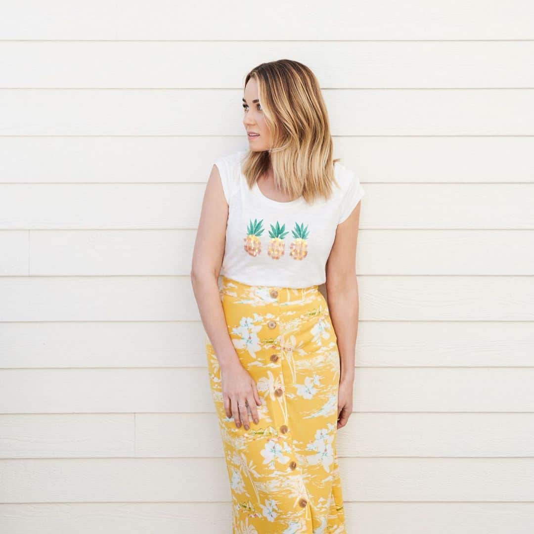 ローレン・コンラッドのインスタグラム：「A couple photos from the last @lclaurenconrad shoot.(The first was the one we used and the second was taken on my phone) I was still in my first trimester at the time, but showing much earlier than my last pregnancy. I wasn’t comfortable sharing my news with everyone yet so what would normally be a big production turned into a a few members of my wonderful team in my backyard. Between finding the right angles and strategically placed bags we were able to get the shoot done. Seeing these photos makes me feel so lucky to work with people that are not only talented, but dear friends... (Both the top and skirt are available now at @kohls 🍍) 📸: @lastyoni」