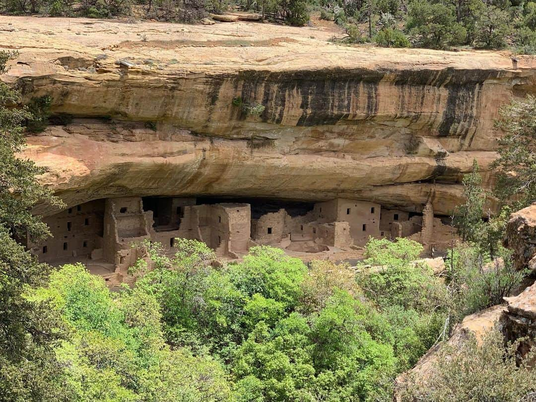 キミー・マイズナーさんのインスタグラム写真 - (キミー・マイズナーInstagram)「Mesa Verda ✅ (so incredible to see the petroglyphs and preserved cliff dwellings!) Epic drive through the mountains on our way to Ouray, Colorado ✅ . . . #nationalparks #hiking #honeymooning #mesaverde #ouraycolorado #roadtrip」5月21日 3時54分 - kmeiz12