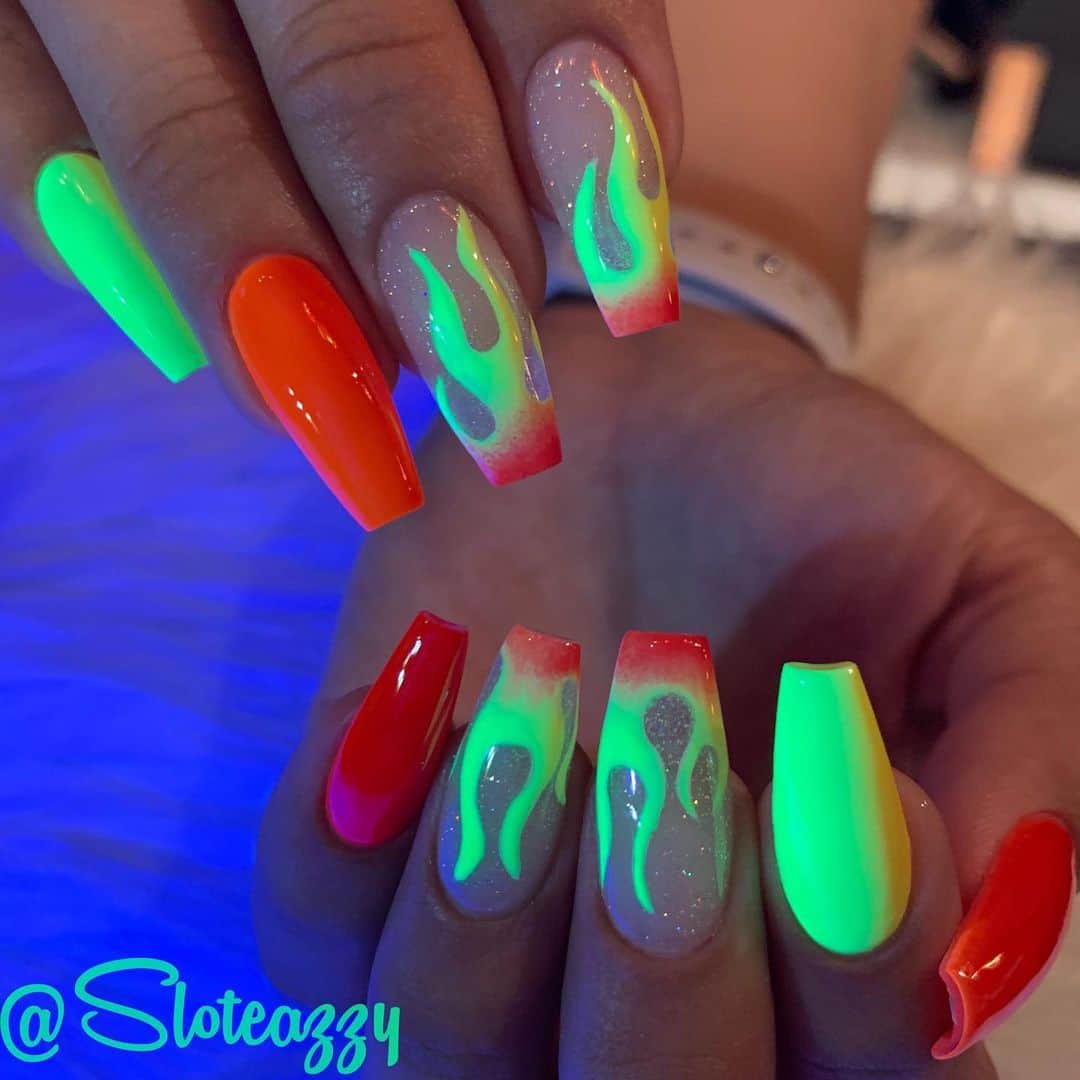 Yasmeenのインスタグラム：「That glow shot tho 🔥 details in my previous post 😉 #nailsbysloteazzy」
