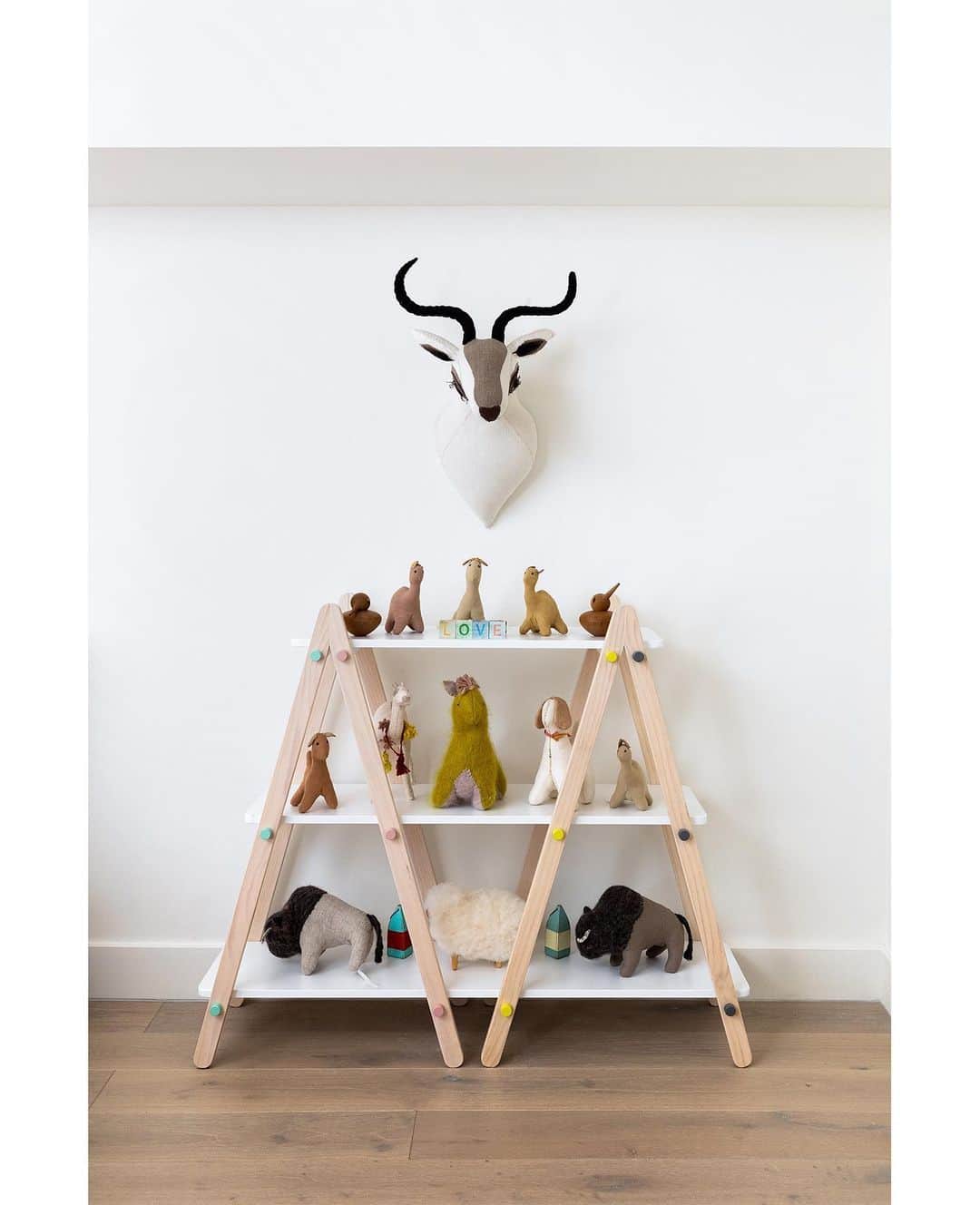 エリン フェザーストンのインスタグラム：「Today on the journal I’m sharing all the design and decor resources for the kid’s room inside my NYC loft renovation, including details on this adorable bookcase from one of my favorite stores @2modern. Tap link in bio for the full story. 📷@selliottphoto #thefetherednest」