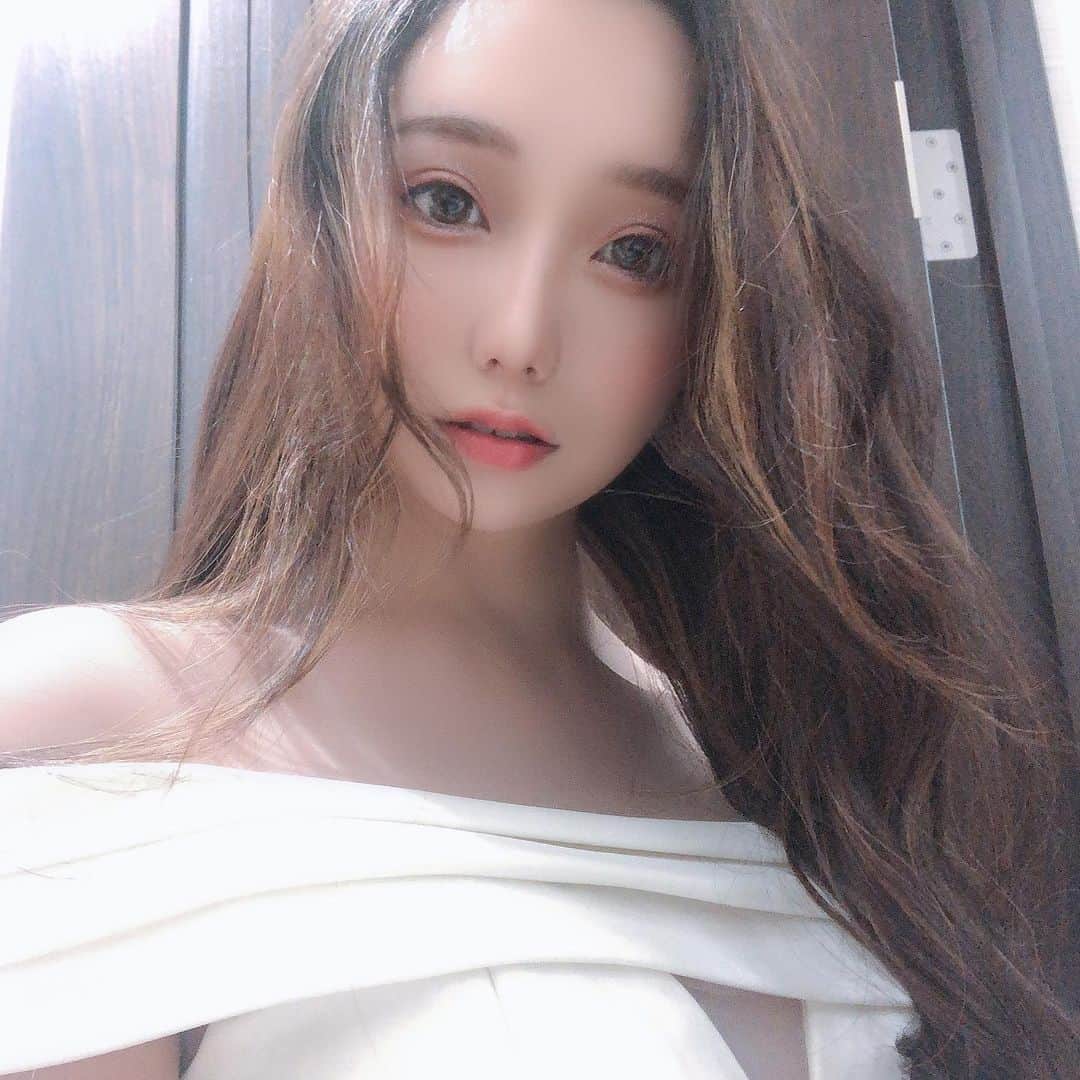 大石ほのかのインスタグラム：「このアホっぽい顔！笑笑 . この時間の投稿久しぶりかも！！ みなさんおはよー🔆🔅😆 . 今日も元気に楽しく！！ ほのかが前に先輩に言われた言葉が 頑張らなくていい、やることやって楽しめればいんだ って✨どんな時でも楽しいと思ってれば自然と楽しくなっていくものだよね！ . #likeforlikes#followforfollowback#いいね返し#likeforlikeback#follow4followback#f#instagood#❤#かわいい#ドレス#巨乳#おっぱい#新木優子#飲み会#酒#夜遊び#ススキノ#ニュークラブ#フィリア#バルセロナグループ#キャバクラ#キャバ嬢#ホステス#歌舞伎町#六本木#中洲#錦#栄#北新地#ミナミ」