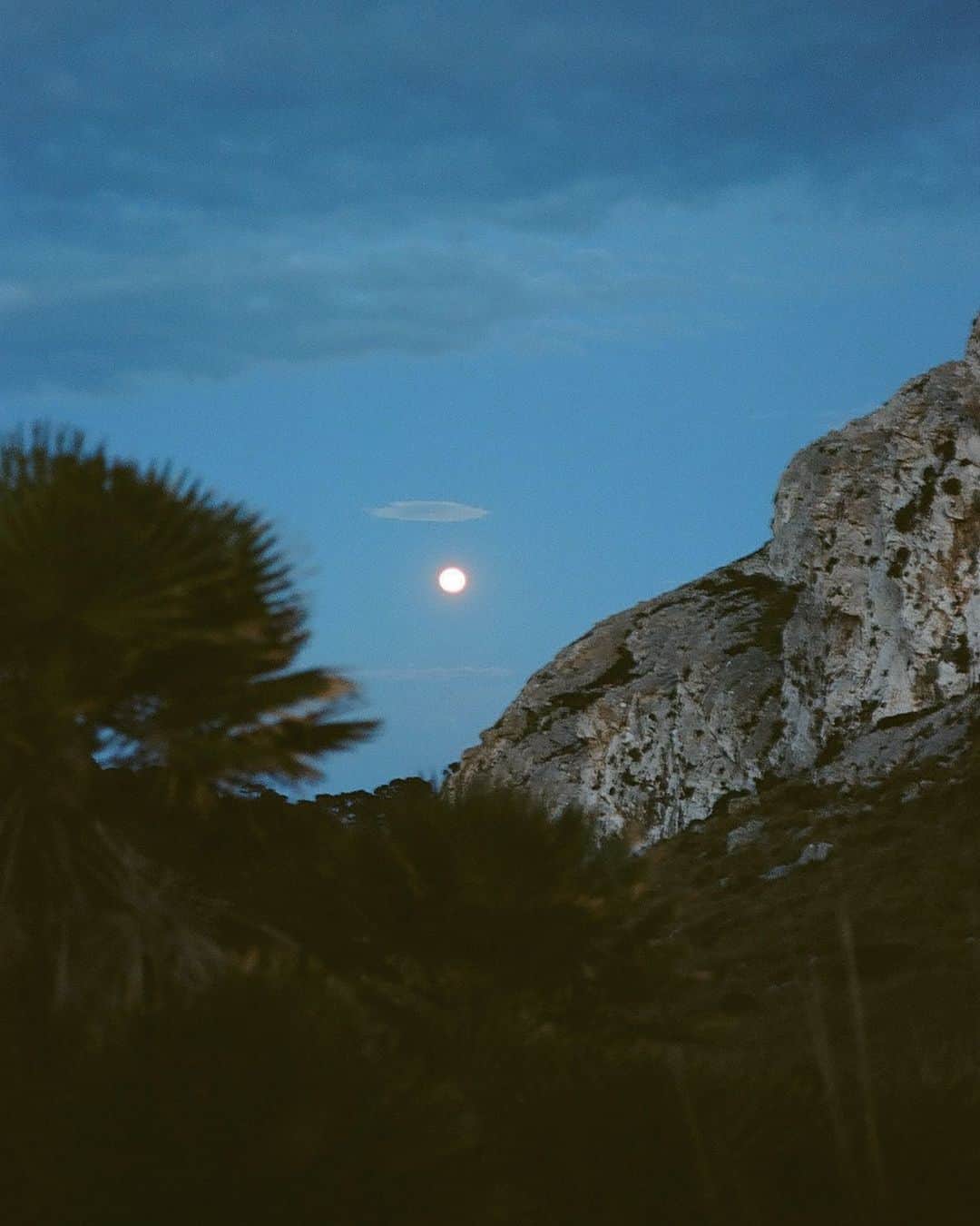 松島エミのインスタグラム：「🌕 #mallorca #fullmoon #film #leica #naturephotography #travelphotography #sunset」