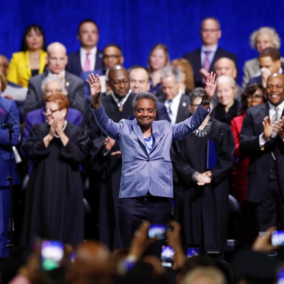NBC Newsさんのインスタグラム写真 - (NBC NewsInstagram)「Lori Lightfoot celebrates after being sworn in as mayor of #Chicago on Monday. . Lightfoot made history as both the first black woman and the first openly LGBTQ person to become mayor of America’s third-largest city. Read more at the link in our bio. . 📷 Kamil Krzaczynski / @reuters」5月21日 4時10分 - nbcnews