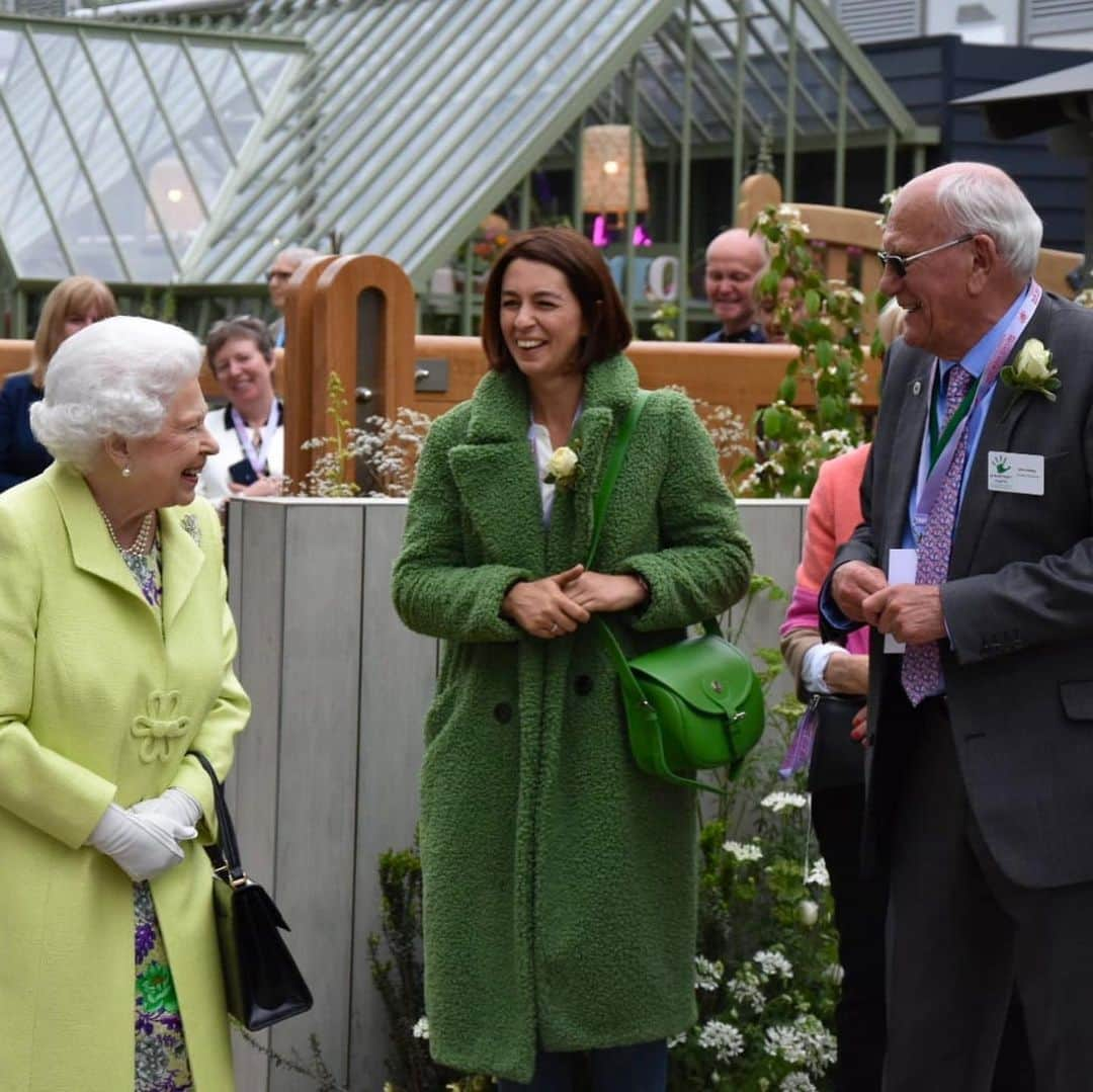 ロイヤル・ファミリーさんのインスタグラム写真 - (ロイヤル・ファミリーInstagram)「Today, The Queen, accompanied by members of The Royal Family, attended The Royal Horticultural Society’s Chelsea Flower Show.  The Queen has attended many Chelsea Flower Shows including this visit in 1952, alongside The Duke of Edinburgh (Picture 2). This year The Duchess of Cambridge has designed a garden on the theme of “Back to Nature”. The Duke and Duchess of Cambridge accompanied The Queen on a visit to the garden today.  The Duke of York, Princess Beatrice, The Earl and Countess of Wessex, The Duke and Duchess of Gloucester, Prince and Princess Michael of Kent and Princess Alexandra also attended the annual show.」5月21日 4時16分 - theroyalfamily