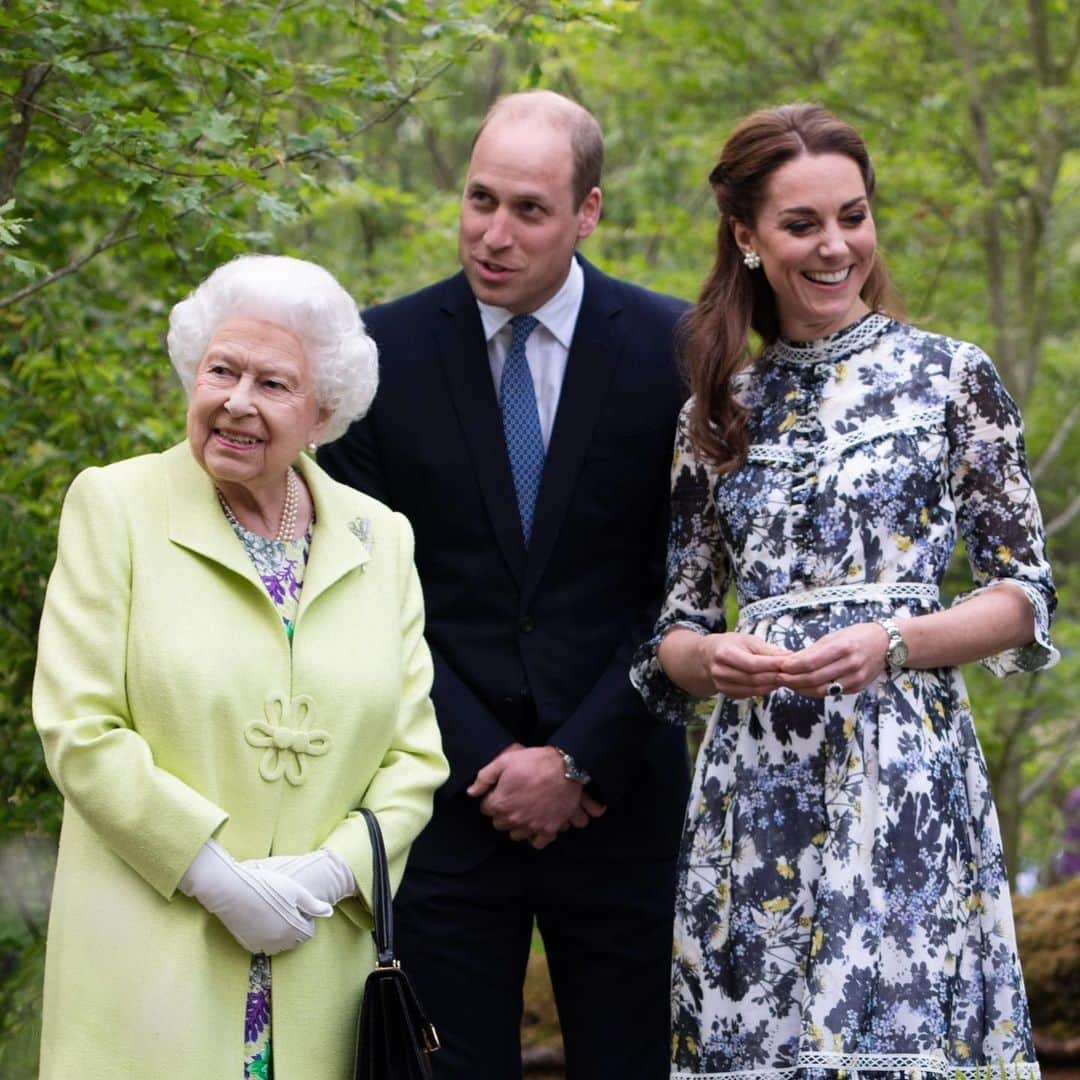 ロイヤル・ファミリーさんのインスタグラム写真 - (ロイヤル・ファミリーInstagram)「Today, The Queen, accompanied by members of The Royal Family, attended The Royal Horticultural Society’s Chelsea Flower Show.  The Queen has attended many Chelsea Flower Shows including this visit in 1952, alongside The Duke of Edinburgh (Picture 2). This year The Duchess of Cambridge has designed a garden on the theme of “Back to Nature”. The Duke and Duchess of Cambridge accompanied The Queen on a visit to the garden today.  The Duke of York, Princess Beatrice, The Earl and Countess of Wessex, The Duke and Duchess of Gloucester, Prince and Princess Michael of Kent and Princess Alexandra also attended the annual show.」5月21日 4時16分 - theroyalfamily