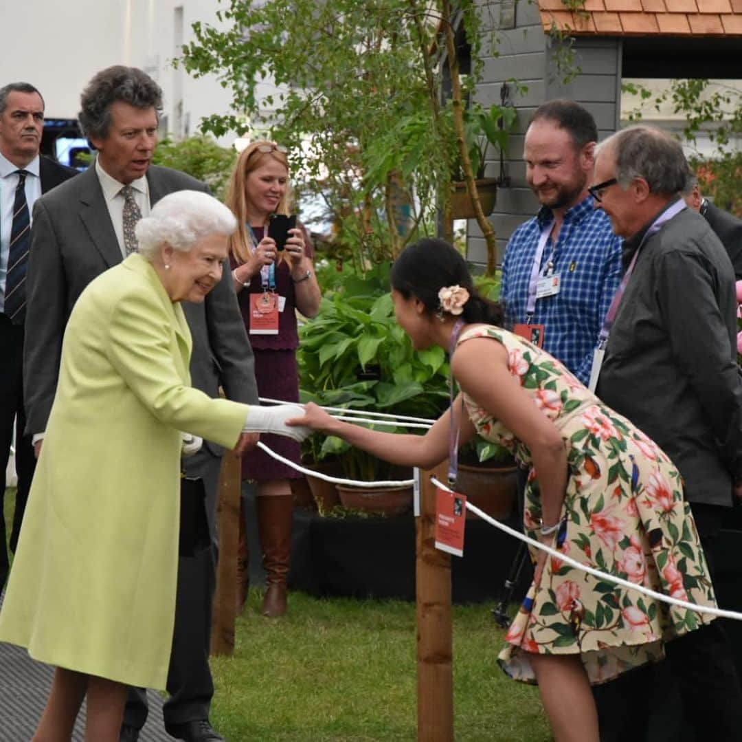 ロイヤル・ファミリーさんのインスタグラム写真 - (ロイヤル・ファミリーInstagram)「Today, The Queen, accompanied by members of The Royal Family, attended The Royal Horticultural Society’s Chelsea Flower Show.  The Queen has attended many Chelsea Flower Shows including this visit in 1952, alongside The Duke of Edinburgh (Picture 2). This year The Duchess of Cambridge has designed a garden on the theme of “Back to Nature”. The Duke and Duchess of Cambridge accompanied The Queen on a visit to the garden today.  The Duke of York, Princess Beatrice, The Earl and Countess of Wessex, The Duke and Duchess of Gloucester, Prince and Princess Michael of Kent and Princess Alexandra also attended the annual show.」5月21日 4時16分 - theroyalfamily