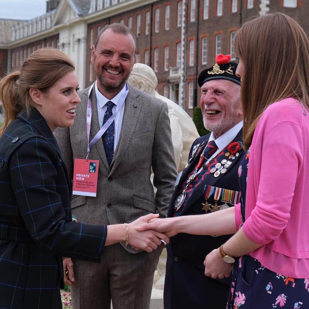 ロイヤル・ファミリーさんのインスタグラム写真 - (ロイヤル・ファミリーInstagram)「Today, The Queen, accompanied by members of The Royal Family, attended The Royal Horticultural Society’s Chelsea Flower Show.  The Queen has attended many Chelsea Flower Shows including this visit in 1952, alongside The Duke of Edinburgh (Picture 2). This year The Duchess of Cambridge has designed a garden on the theme of “Back to Nature”. The Duke and Duchess of Cambridge accompanied The Queen on a visit to the garden today.  The Duke of York, Princess Beatrice, The Earl and Countess of Wessex, The Duke and Duchess of Gloucester, Prince and Princess Michael of Kent and Princess Alexandra also attended the annual show.」5月21日 4時16分 - theroyalfamily