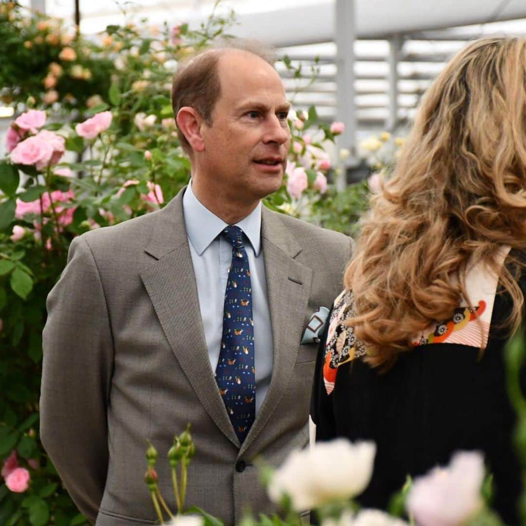 ロイヤル・ファミリーさんのインスタグラム写真 - (ロイヤル・ファミリーInstagram)「Today, The Queen, accompanied by members of The Royal Family, attended The Royal Horticultural Society’s Chelsea Flower Show.  The Queen has attended many Chelsea Flower Shows including this visit in 1952, alongside The Duke of Edinburgh (Picture 2). This year The Duchess of Cambridge has designed a garden on the theme of “Back to Nature”. The Duke and Duchess of Cambridge accompanied The Queen on a visit to the garden today.  The Duke of York, Princess Beatrice, The Earl and Countess of Wessex, The Duke and Duchess of Gloucester, Prince and Princess Michael of Kent and Princess Alexandra also attended the annual show.」5月21日 4時16分 - theroyalfamily