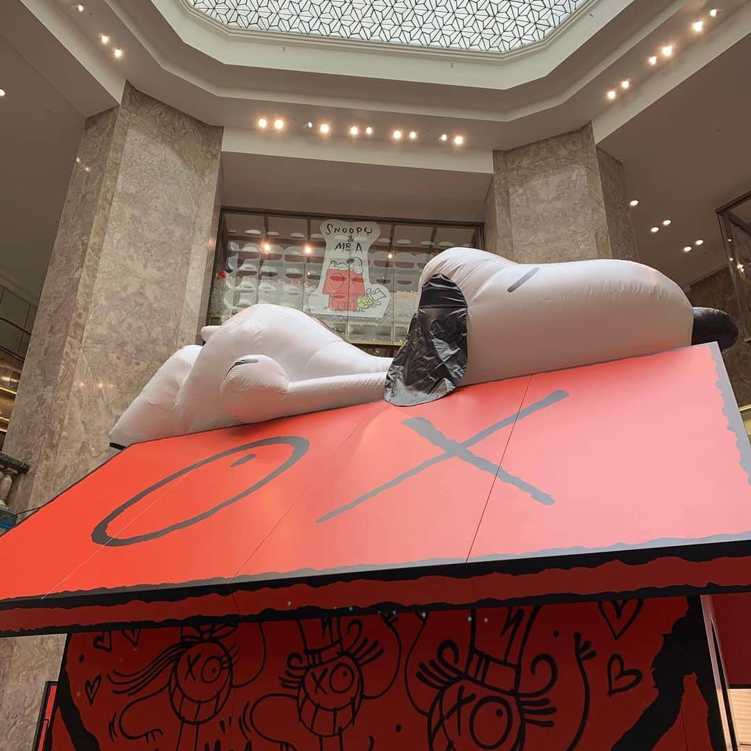 シャンタルトーマスさんのインスタグラム写真 - (シャンタルトーマスInstagram)「Les #galerieslafayette #galerielafayettechampselysees #snoopy !! Pas d’inquiétude il n’y à pas que ça très bon choix vêtements accessoires presse super on retrouve un #colette en plus grand」5月21日 4時19分 - chantalthomass