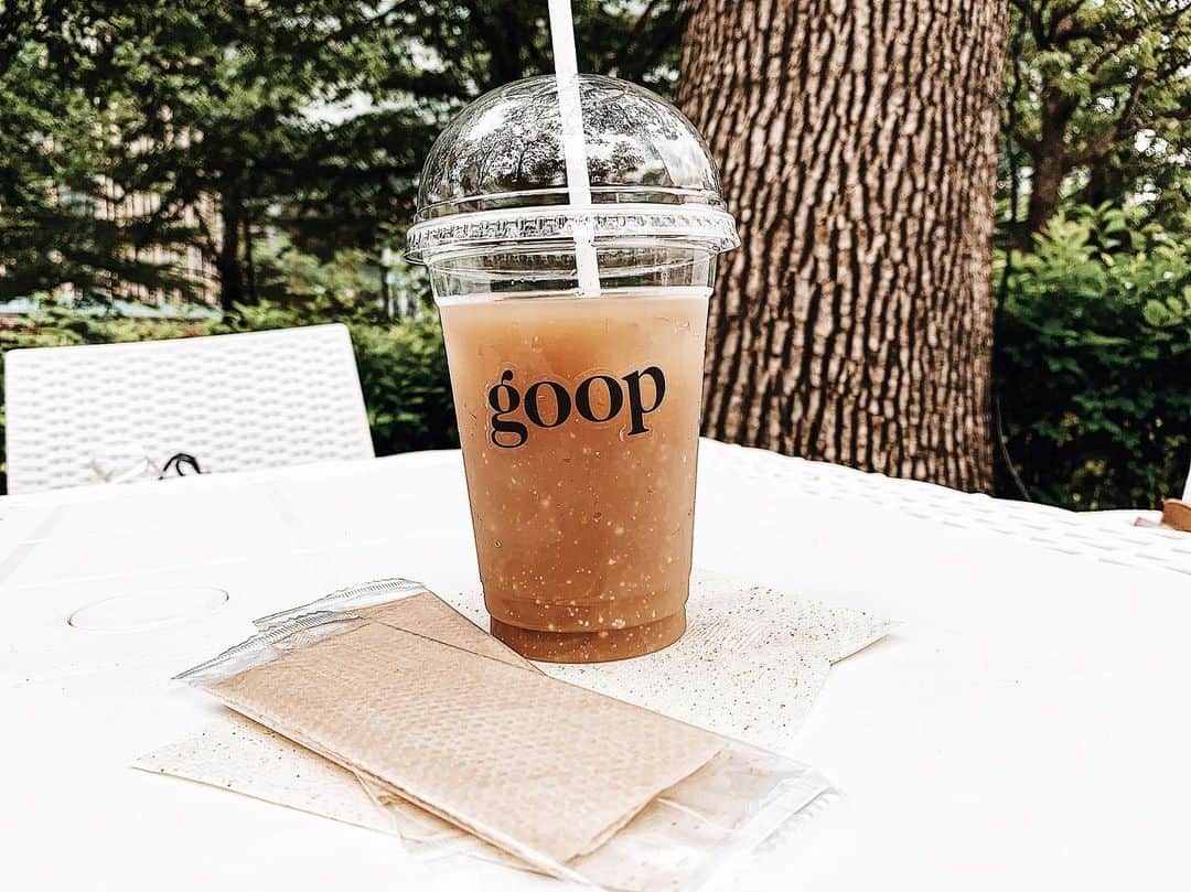 のインスタグラム：「goop cafe  ハリウッド女優のグウィネス・パルトローが立ち上げたライフスタイルブランド〈goop（グープ）〉が日本初上陸！！！✨ 5月26日（日）までの期間限定で、東京ミッドタウンに〈goop TOKYO pop-up ＆ café〉をオープン❣️ 心を豊かにし健康をはぐくむためのフード＆ドリンクメニューたちがラインナップ。 メニューは全て乳製品不使用、ヴィーガン、グルテンフリーのとっても体に優しいメニューばかり！ コスメ、トートバックやポーチなどを販売するショップはどれもおしゃれで可愛い💕  今回、期間限定で世界初オープン❣️ 自然いっぱいの緑に囲まれた、開放感たっぷりの飲食スペース🌿 時間がゆったり流れてて、 まったり寛げるよ💖  #goop #gooppopupstore #organic #vegan #glutenfree #midtowntokyo #オーガニック #グルテンフリー #ビーガン #ミッドタウン六本木」