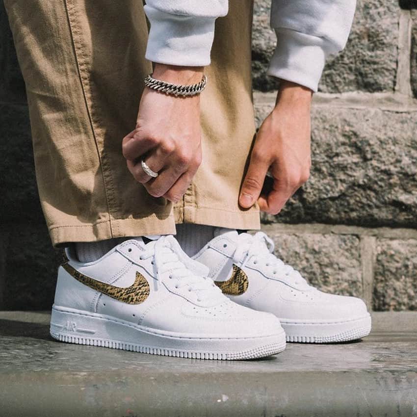 Sneaker Newsさんのインスタグラム写真 - (Sneaker NewsInstagram)「The Nike Air Force 1 QS with Snakeskin officially returns on 5/22. Each pair comes with a matching set of socks! For a full store list ahead of Wednesday’s drop, tap the link in our bio.」5月21日 4時23分 - sneakernews