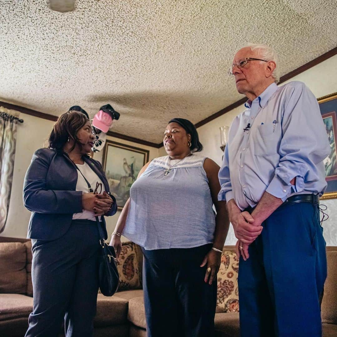 バーニー・サンダースさんのインスタグラム写真 - (バーニー・サンダースInstagram)「Today I met Pamela Rush in Tyler, Alabama. Her daughter has trouble breathing at night because of the mold and there is sewage runoff in her backyard. Pamela is not alone. This is the reality for millions of Americans but you don’t hear that in Congress or on TV.」5月21日 4時33分 - berniesanders