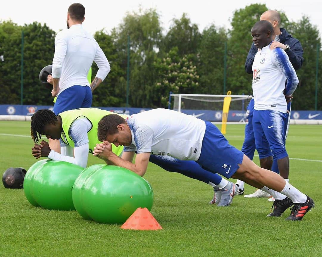 セサル・アスピリクエタさんのインスタグラム写真 - (セサル・アスピリクエタInstagram)「Back to work💪⚽ #CFC」5月21日 4時52分 - cesarazpi