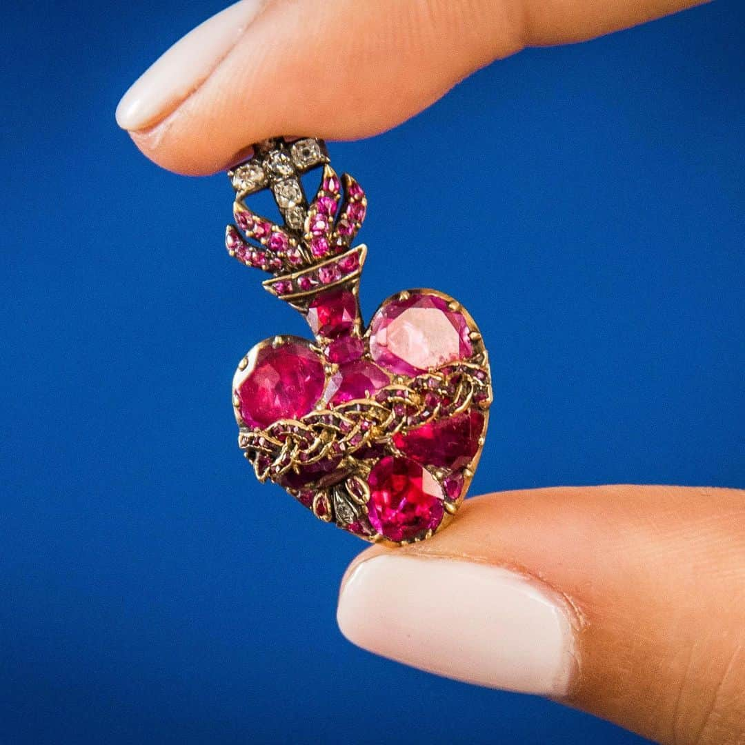 サザビーズさんのインスタグラム写真 - (サザビーズInstagram)「Heart-broken at the thought of “Game of Thrones” coming to an end? This 18th-century ruby and diamond “Sacred Heart” brooch comes from the collection of a producer of the series.  Which house’s sigil does it remind you of?  Testament to its importance, the brooch formerly belonged to Dame Joan Evans (1893-1977), the leading British historian specialising in medieval art and the history of jewellery. It will be offered in our #London Fine Jewels sale on 5 June (est. £15,000 — 20,000). Follow @SothebysJewels #gameofthrones #GOT #sacredheart」5月21日 4時53分 - sothebys