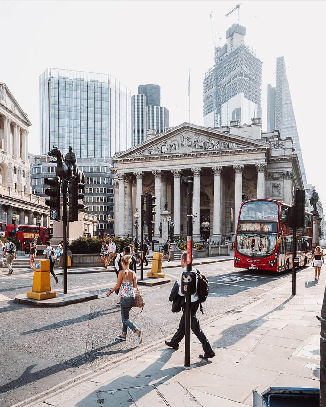 @LONDON | TAG #THISISLONDONさんのインスタグラム写真 - (@LONDON | TAG #THISISLONDONInstagram)「Busy #London streets snapped by @21streetz at the #BankOfEngland & #RoyalExchange 🇬🇧❤️🇬🇧 // #thisislondon」5月21日 5時20分 - london