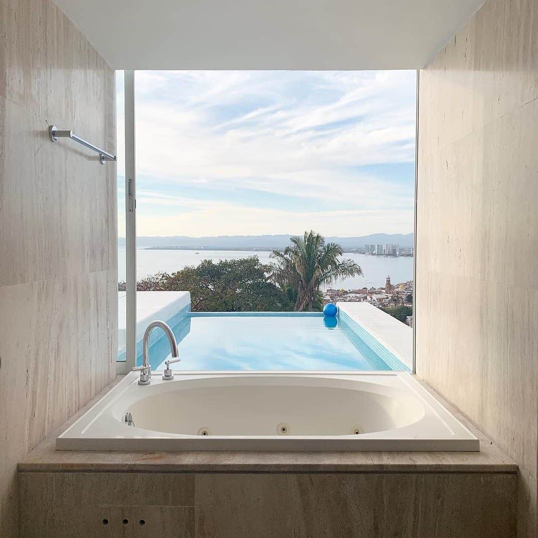 Airbnbさんのインスタグラム写真 - (AirbnbInstagram)「With a bathtub above a plunge pool above the Bahía de Banderas, Superhost Gabriela’s hillside condo offers you three layers of aquatic relaxation. You can’t swim to Tacos El Moreno, though, so you might want to pack shoes anyway.  Photo: @danger.sf」5月21日 5時31分 - airbnb