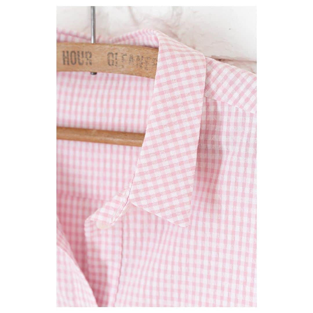 キャベジズ&ローゼズさんのインスタグラム写真 - (キャベジズ&ローゼズInstagram)「Perfectly pink seersucker 💖 The Lisa Rose Shirt is wonderfully made in the UK and is light and airy. Don’t miss this special blouse as there are only a few pieces left in stock #buynoworcrylater #pinkseersucker #pinkshirt #seersucker #pinkaesthetic #slowfashionmovement #madeinlondon #checkshirt #cabbagesandroses #cabbagesandrosesfashion @christina_strutt @cabbagesandroses_shop 👆Link In Bio👆」5月21日 5時34分 - cabbages_and_roses