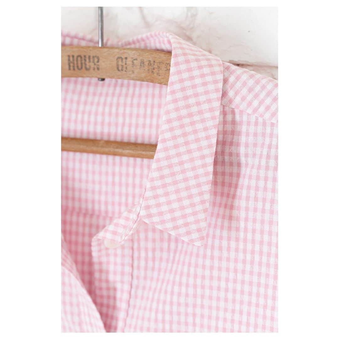 キャベジズ&ローゼズのインスタグラム：「Perfectly pink seersucker 💖 The Lisa Rose Shirt is wonderfully made in the UK and is light and airy. Don’t miss this special blouse as there are only a few pieces left in stock #buynoworcrylater #pinkseersucker #pinkshirt #seersucker #pinkaesthetic #slowfashionmovement #madeinlondon #checkshirt #cabbagesandroses #cabbagesandrosesfashion @christina_strutt @cabbagesandroses_shop 👆Link In Bio👆」