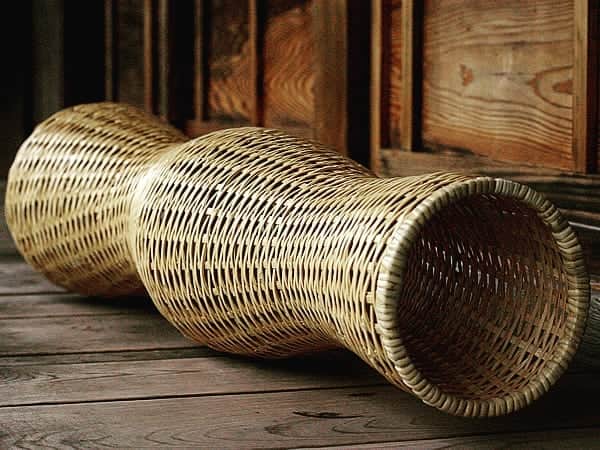 竹虎さんのインスタグラム写真 - (竹虎Instagram)「ご存じない方が見られると漁具だろうか？オブジェだろうか？と何なのか見当もつかないかも知れません。しかし、竹虎をいつもご愛顧いただく皆様でしたら既にご存知の竹抱き枕です。 . 抱き枕が大きく注目を集めたのは東日本大震災に伴う節電の時からでした。近年の猛暑、そして特に都会では都市熱というような事が言われて就寝時にもエアコンは欠かせませんが、寝苦しい夜を設定温度を上げて少しでも省エネに努めようとされる方々から竹の涼味を活かした昔ながらの抱き枕への問い合わせが増えたのでした。 . 電力不足からだけではありません、そもそもエアコンが苦手だったり扇風機の自然な風で休みたい方もおられます。そのような方にはイチオシの抱き枕には白竹で編んだもの、竹表皮を薄く剥いだもの、形に膨らみをもたせたものなど種類がいくつかあります。 . いづれも日本だけでなく東南アジア一帯でずっと愛用されてきた夏の快眠グッズです。 . #竹虎 #虎斑竹専門店竹虎 #山岸竹材店 #竹虎四代目 #TAKETORA #竹屋 #竹製品 #竹細工 #竹工芸 #竹 #bamboo #虎竹 #真竹 #青竹 #白竹 #淡竹 #孟宗竹 #熱帯夜 #快眠 #安眠 #まくら #抱き枕 #竹夫人 #竹婦人 #枕 #エアコン #冷え症 #省エネ」5月21日 5時51分 - taketora1894