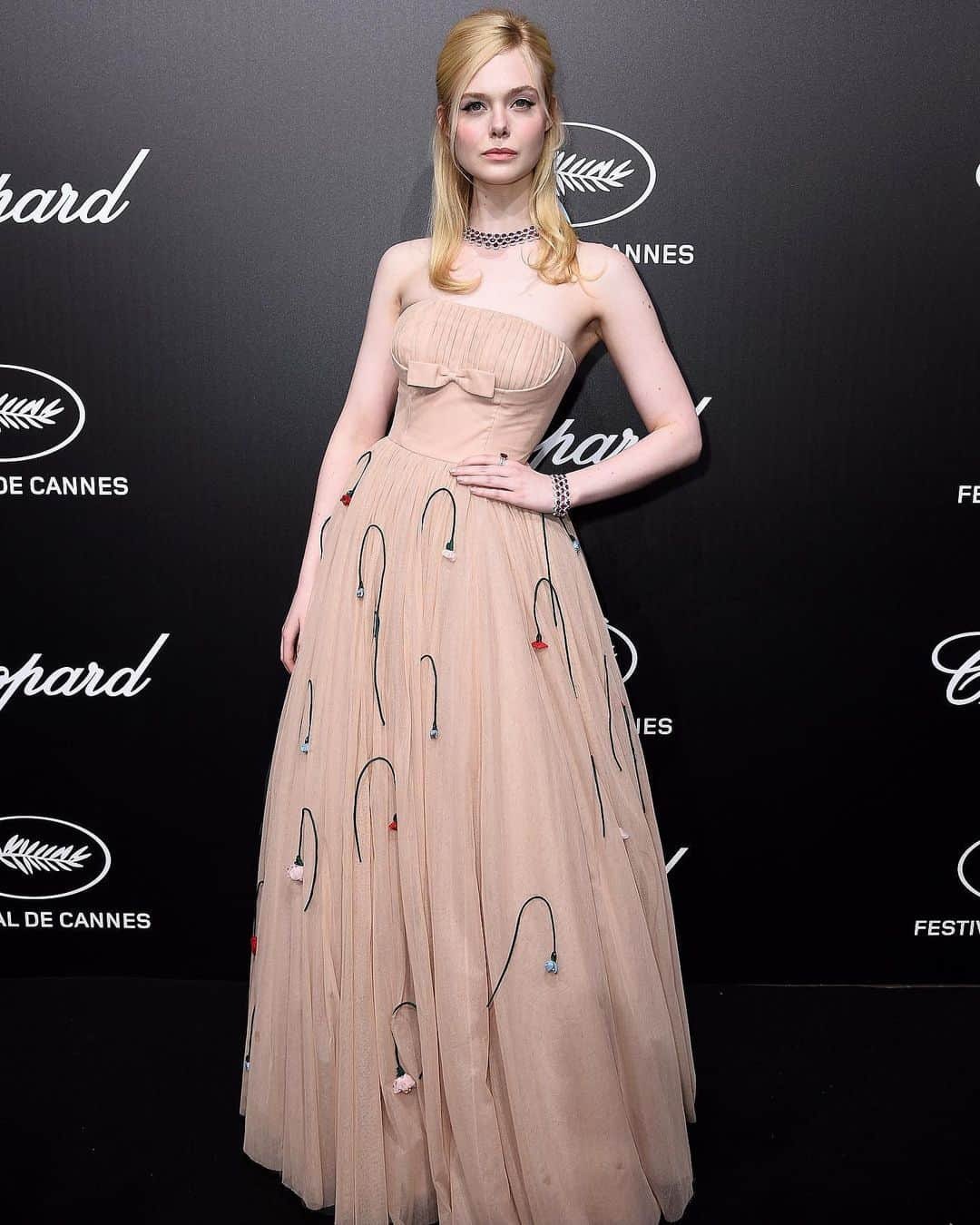 Just Jaredさんのインスタグラム写真 - (Just JaredInstagram)「Sisters @ellefanning and @dakotafanning both attended the Chopard Trophee event during the Cannes Film Festival tonight! #ElleFanning #DakotaFanning #Chopard #CannesFilmFestival Photos; Getty」5月21日 5時52分 - justjared