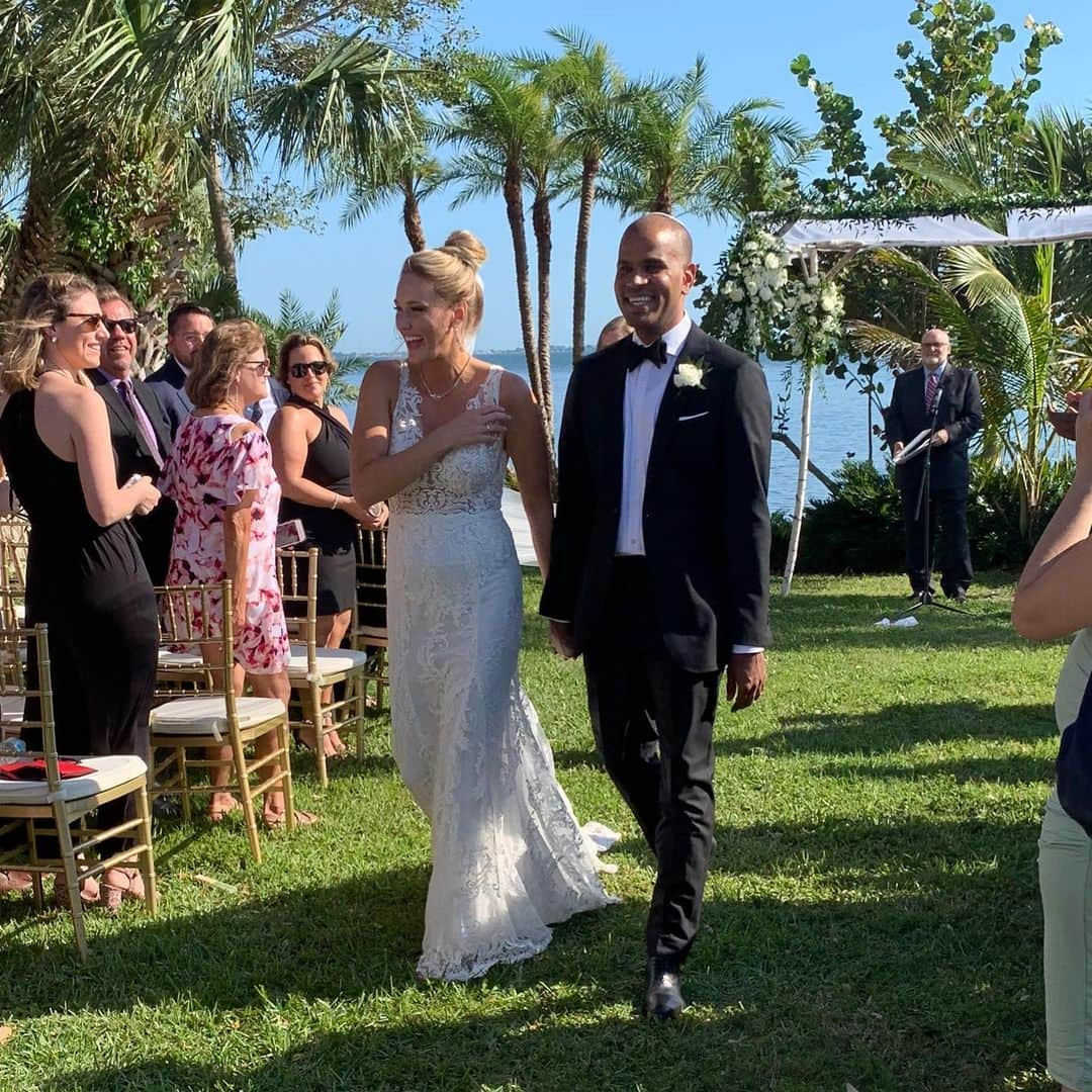 アリ・クリーガーさんのインスタグラム写真 - (アリ・クリーガーInstagram)「My two worlds collide celebrating our friends and beautiful couple, @aubrey.adenbuie & @benardw 💍👰🏼🤵🏽🍾💐 #mydateforlife x #PSUdayones」5月21日 5時54分 - alikrieger