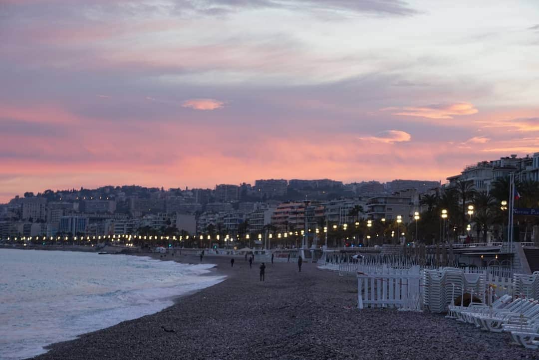 ムン・ジョンヒさんのインスタグラム写真 - (ムン・ジョンヒInstagram)「#france #nice #sunset #노을 #아름다운바다 #해변가 #피곤했던하루 #아직추워 너무나 아름다운 노을~ 저녁과밤사이♡」5月21日 5時55分 - jeonghee_moon