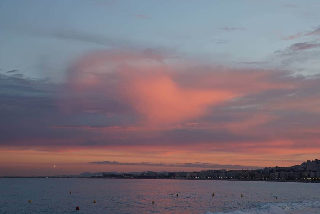 ムン・ジョンヒさんのインスタグラム写真 - (ムン・ジョンヒInstagram)「#france #nice #sunset #노을 #아름다운바다 #해변가 #피곤했던하루 #아직추워 너무나 아름다운 노을~ 저녁과밤사이♡」5月21日 5時55分 - jeonghee_moon