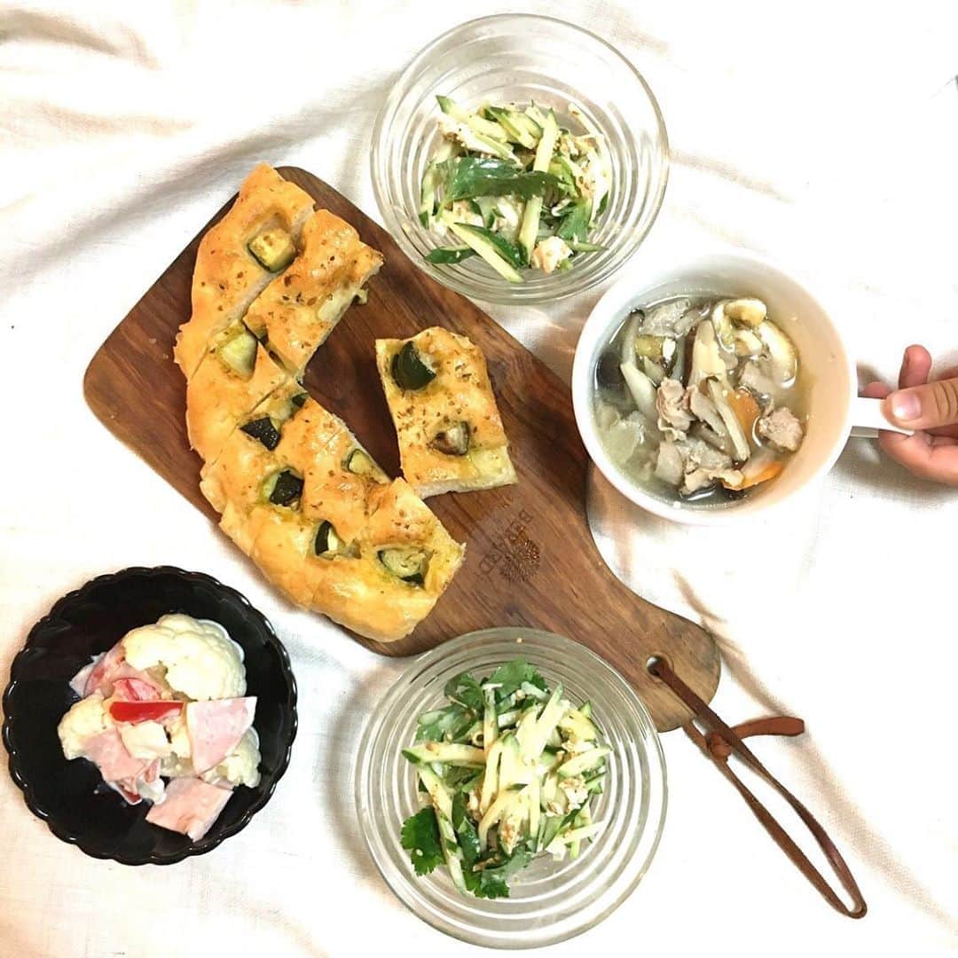荻原和歌のインスタグラム：「晩ごはん。カリフラワーとハムのサラダは瞬く間に平らげられた。豚汁風味噌汁と、ササミときゅうりの胡麻酢和え、ズッキーニのフォカッチャ。 子どもはピエモンテ出身のイタリアンシェフ作のこのフォカッチャをとても愛している。 また、出汁も愛しているので、献立としてみるとよくわかんないことになることもある。 親としては、子どもが満足すれば良いという。はは。 #dinner #japanesefood #ばんごはん #italy_foods」