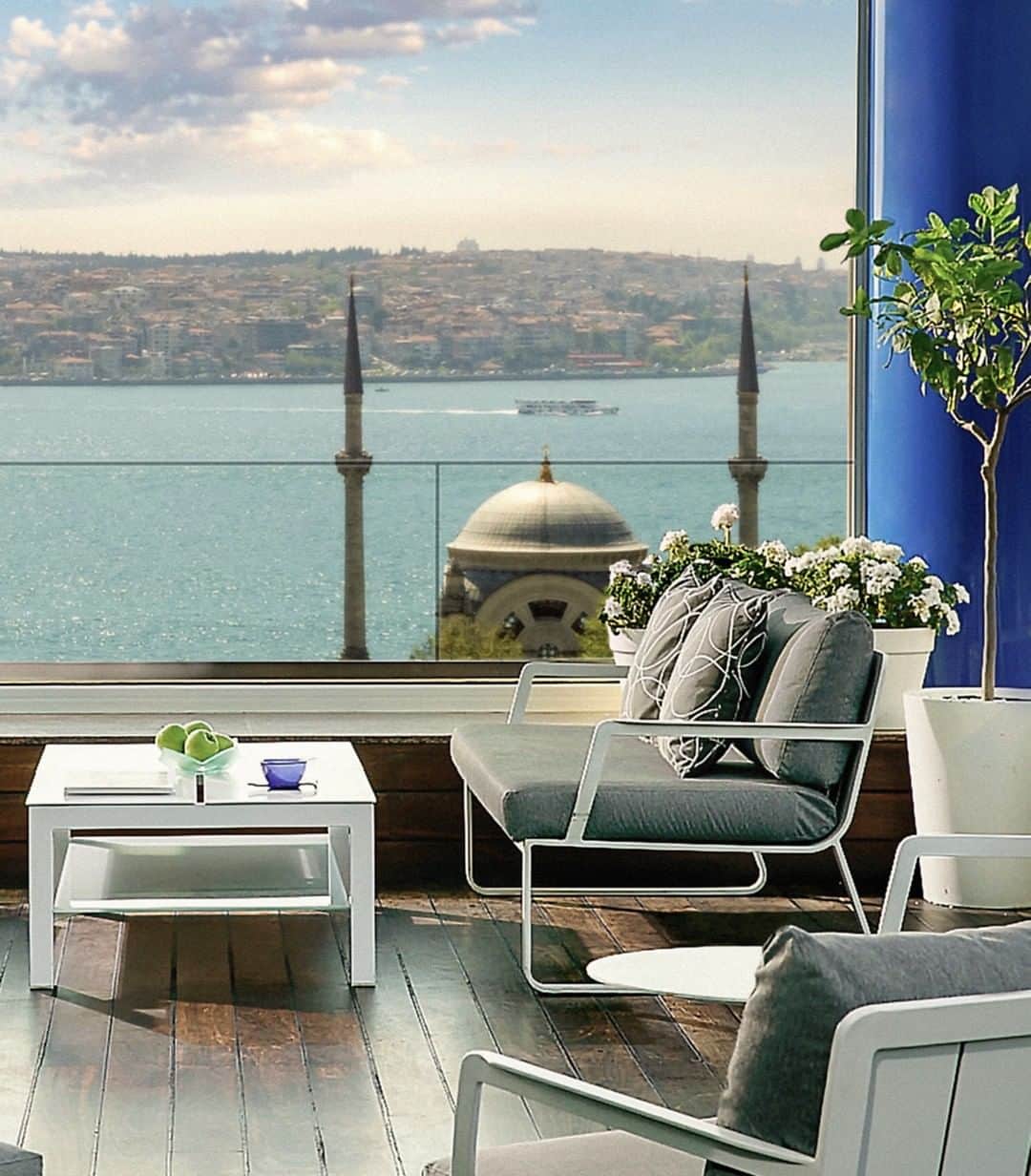 リッツ・カールトンさんのインスタグラム写真 - (リッツ・カールトンInstagram)「Set on the banks of the Bosphorus, the newly reimagined Ritz-Carlton, #Istanbul offers the perfect view to relax & unwind. ⁣⠀ ⁣⠀ #Turkey #Sisli #Bosphorus #view #lounge #cityscape #cityview #relaxing #unwind #design #interiordesign #sophisticated #getaway #travel #travelgram #Instatravel #traveldiaries」5月21日 6時00分 - ritzcarlton