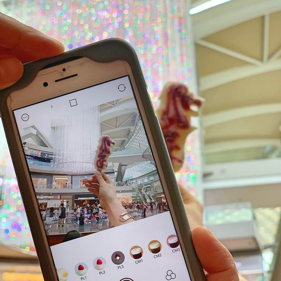 長嶺菜菜子のインスタグラム：「✈︎シンガポール観光  これ﻿ マーライオンのアイスキャンディー🦁﻿ ﻿ ﻿ これで900円Σ ( Д )ﻌﻌﻌﻌ⊙︎ ⊙︎﻿ シンガポール🇸🇬﻿ 物価ほんと高めめめめ﻿ ﻿ ﻿ 味はヨーグルトみたいなチーズみたいな﻿ 濃厚な女子が好きな感じ🤩🙌﻿ ﻿ ﻿ マリーナベイサンズに直結してるモールにある屋台にあるよ🤩 ﻿ シンガポール名物🇸🇬﻿ チリクラブも美味だった😋🙌🙌﻿ ﻿﻿ #旅行 #旅 #旅女子 #旅行好き ﻿﻿﻿ #タビジョ #シンガポール #シンガポール観光﻿﻿ #マリーナベイサンズ﻿﻿ #マーライオンアイスキャンディー﻿ #シンガポール名物﻿ #チリクラブ﻿ #マリーナベイサンズのモールの屋台﻿ #ザショップスアットマリーナベイサンズ #旅なな」