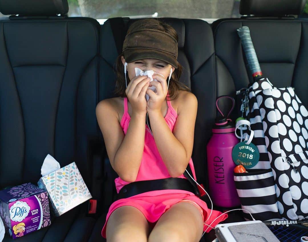 Angie Keiserのインスタグラム：「You can try to run and hide, but there’s really no escaping pollen season in the south 🤧 #ad And if you’re an extreme allergy sufferer like Mayhem, this time of year is brutal! She’s also on the courts at least 4 days a week, which means we’re in a steady cycle of ‘serve, sneeze, return, repeat’  Which is why the house, the car, and even her tennis bag are all stocked with Puffs Ultra Soft, because honestly, we find them to be the softest and gentlest around. And our noses are worth it 😉  #ANoseInNeed」