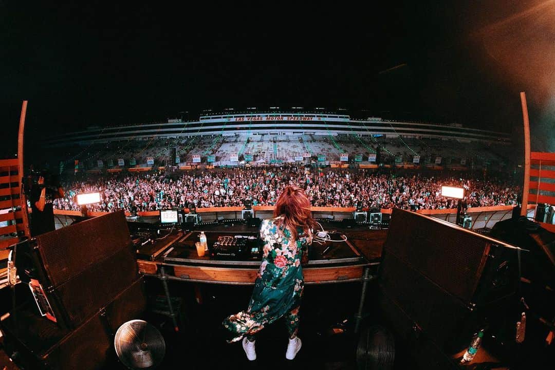 TOKiMONSTAさんのインスタグラム写真 - (TOKiMONSTAInstagram)「Feeling insanely blessed to have played such an epic set at @edc_lasvegas.  Thank you all who came and vibed so hard w me 💕 📸 @montanaisnotreal」5月21日 6時08分 - tokimonsta
