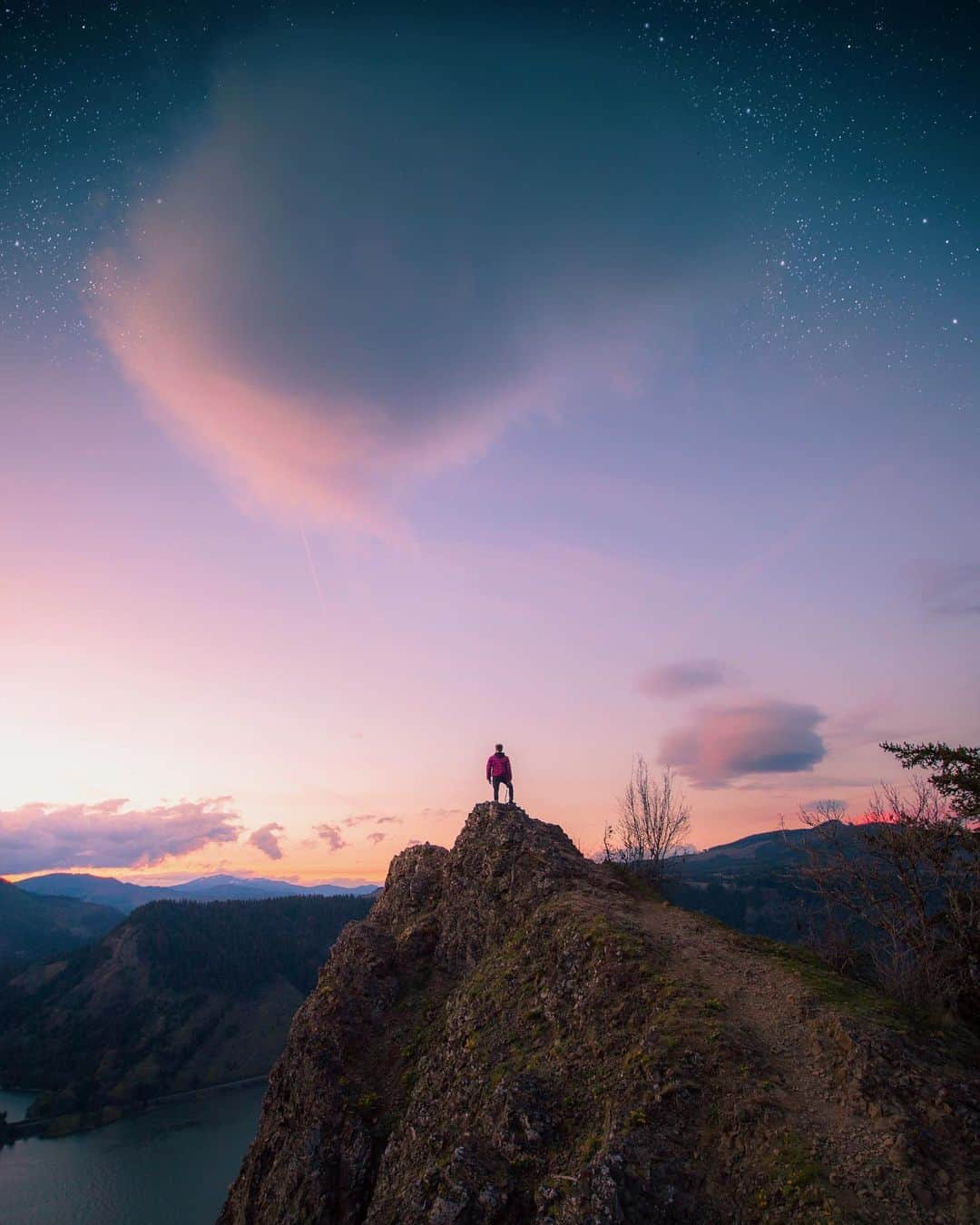 Canon Photographyさんのインスタグラム写真 - (Canon PhotographyInstagram)「Photography | @henry.nathan  Canon 1dx Mark II + 16-35mm Mitchell Point Overlook, Oregon  #oregon #sunset #stars #clouds」5月21日 6時19分 - cpcollectives