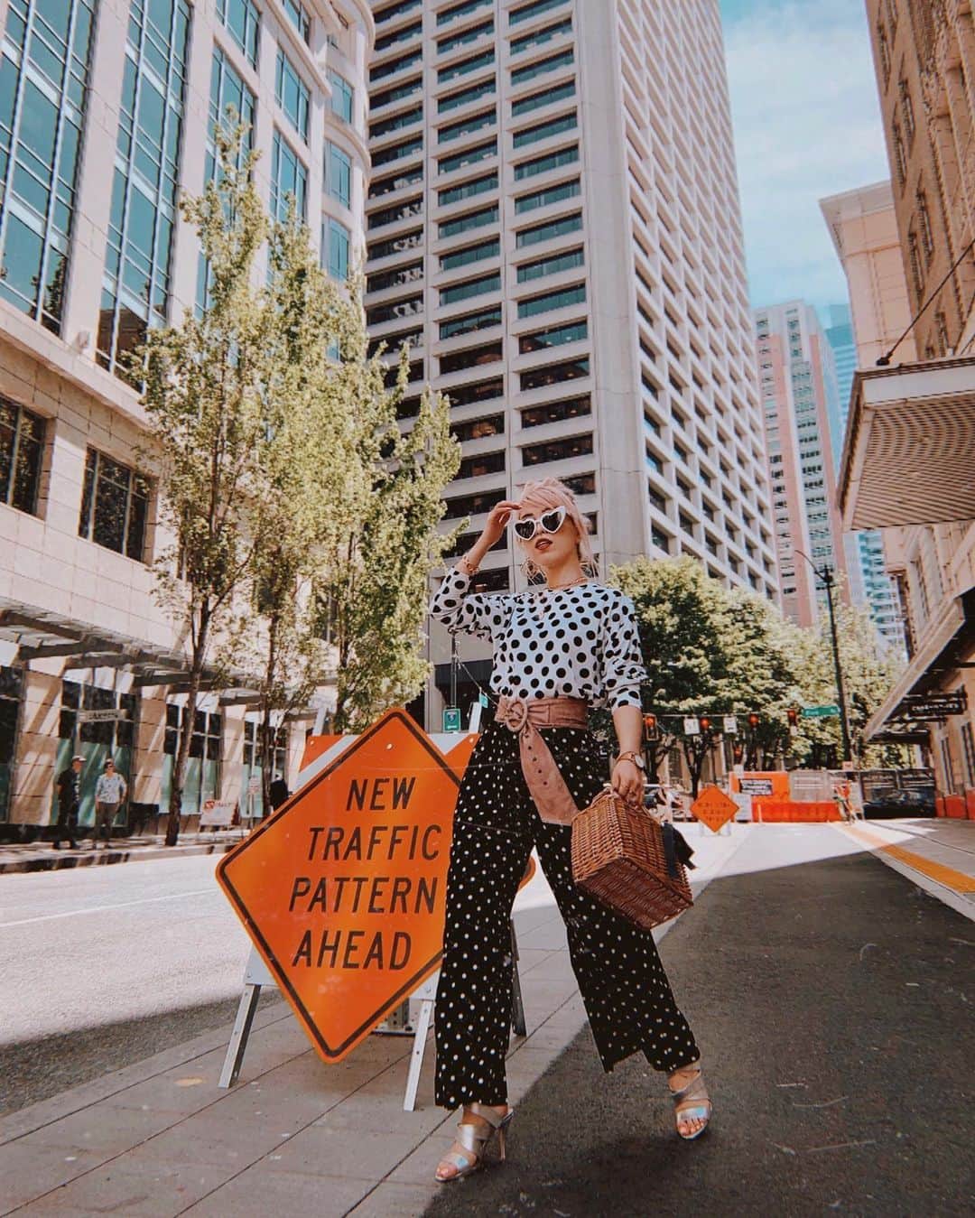 AikA♡ • 愛香 | JP Blogger • ブロガーのインスタグラム：「Waking into the new week like...🧡 Do y’all love this trend, print on print? I am definitely in love with double polka dots or maybe tripes? 😉⚫️⚪️⚫️⚪️ ———— ずっとずーーっとトライしてみたかったドット柄にドット柄コーデ♡ + ハート型のサングラス🖤に赤リップ💋 ファッションゎ人にどうみられるかじゃなくて、やっぱり「自分」が、「自分から」楽しまないとね♫ そこから自信にもつながって、似合わないと思ってたステキなお洋服達もどんどん似合う自分になれると思うの✨😍 ..... #trendsetter #polkadots #springfashion #petitefashion #hmxme #mystyletoday #seattle」