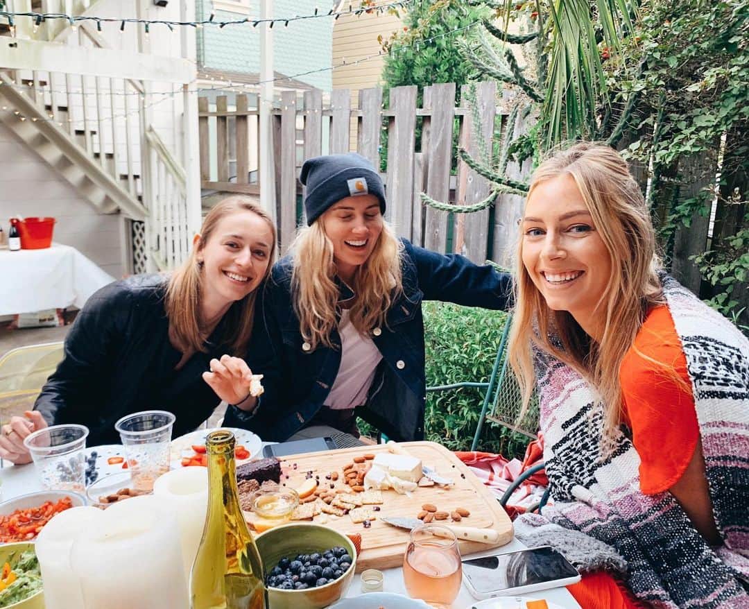キャロライン・クラークのインスタグラム：「🧀+🍷 name a better duo」