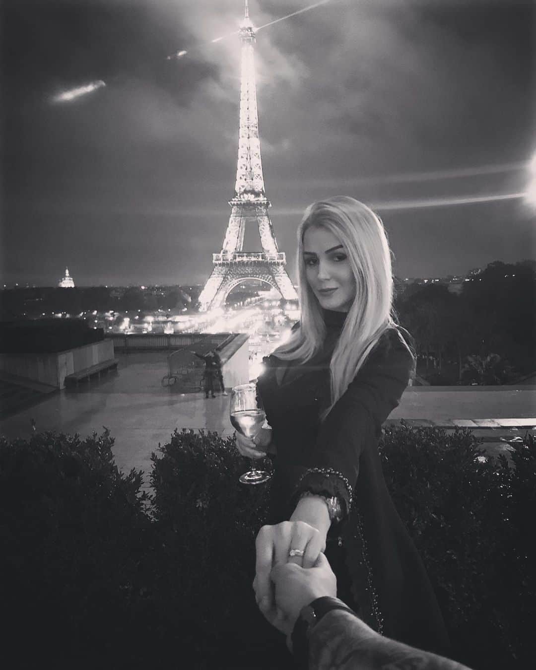 ナタンのインスタグラム：「Hoje completamos mais um ano juntos e eu sei que a cada dia nosso amor se fortalece. Você esteve ao meu lado em momentos difíceis e nem por isso nos faltou carinho e companheirismo, o mais importante é que em nossas memórias ficou guardado nossos sorrisos! Agradeço a Deus por ter entregue você a minha vida e que sejamos sempre assim, você por mim e eu por você ❤️ te amo muito !」