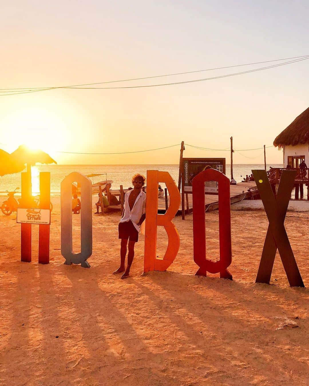 マーロン・テシェイラのインスタグラム：「—- HOLBOX ❤️🇲🇽 ❤️ —- 🎩...Peace&Light...♻️ —- #Holbox #Mexico #LoveIt #SunsetHunter #GoodVibesOnly」