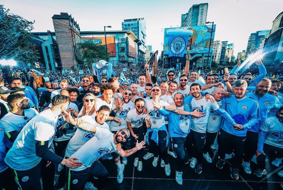 マンチェスター・シティFCさんのインスタグラム写真 - (マンチェスター・シティFCInstagram)「ULTIMATE SELFIE 😀 #mancity」5月21日 6時21分 - mancity