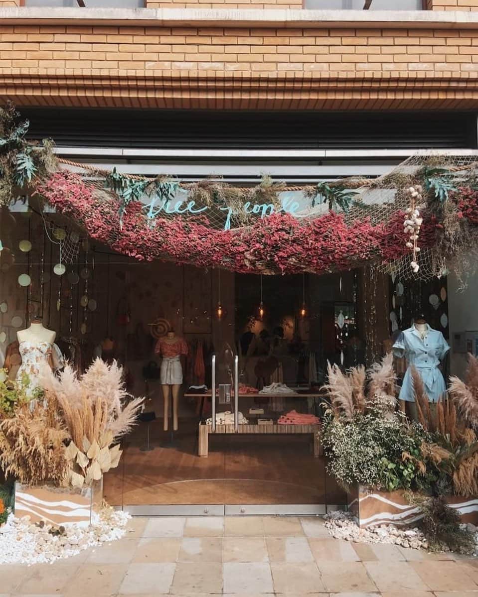 freepeopleさんのインスタグラム写真 - (freepeopleInstagram)「We’re in bloom 🌸 Head to our store in Duke of York Square in Chelsea to take in our gorgeous #ChelseaInBloom display. We worked with @wormlondon to create an installation that uses discarded sea debris from the British coast and British-sourced flowers. Stop in to see it in person! @freepeopleuk」5月21日 6時29分 - freepeople