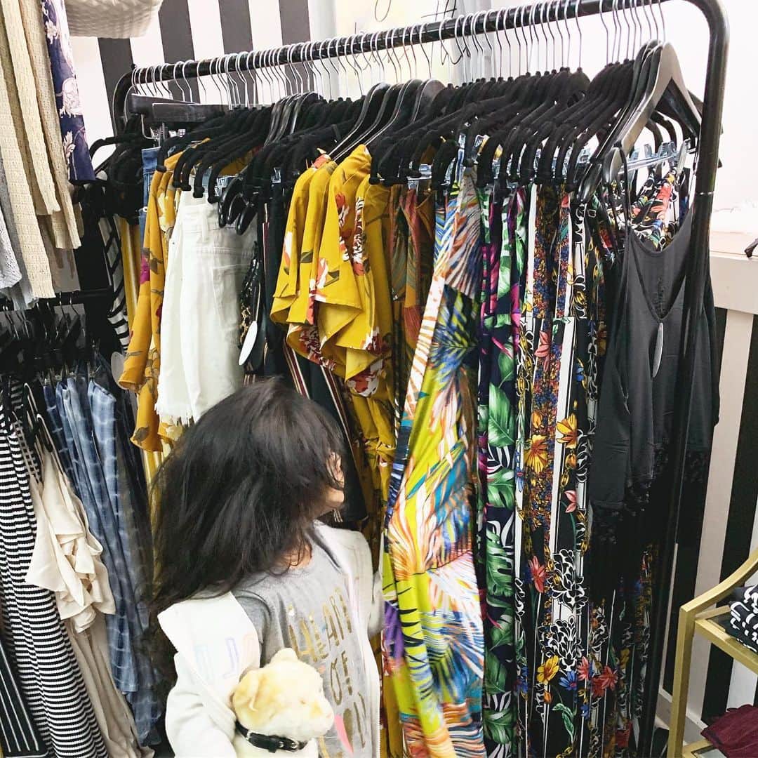 ニコール・ ポリッツィのインスタグラム：「Crazy mawma shopping at my store @thesnookishop 👍🏽 she’s loving our new palazzo pants for summer 😩🖤」