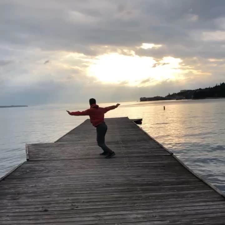 ジェイソン・ブラウンのインスタグラム：「Bye Slovenia!! ❤️🇸🇮✌️ Next stop ➡️ ✨🇮🇹✨ • さようならスロベニア、次はイタリア！🇸🇮🔜🇮🇹」