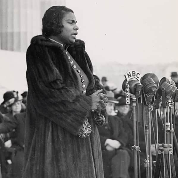 国立アメリカ歴史博物館さんのインスタグラム写真 - (国立アメリカ歴史博物館Instagram)「Marian Anderson made history with her music. She was the first African American invited to perform at the White House and the Metropolitan Opera. In 1939, when she was barred for performing at the Daughters of the American Revolution’s Constitution Hall, Anderson performed on the steps of the Lincoln Memorial in front of 75,000 people instead. (Swipe ➡️ to see her view as she performed.) Marian Anderson also shaped history with her music. She performed in benefit concerts for causes she cared about, including the Civil Rights movement. In 1963, she returned to the steps of the Lincoln Memorial to perform the national anthem at the March on Washington for Jobs and Freedom. (Keep swiping to see a program from the march.) Marian Anderson’s barrier-breaking career, and her commitment to Civil Rights causes, are examples of ways that American women created change beyond the ballot. Tomorrow (Tuesday May 21) we’ll welcome scholars and history makers like Dolores Huerta and Naomi Wadler to the museum to talk to students about what we can learn today from women’s activism in the past. Click the link in our bio to learn more or find out how you can get a recording of the one hour symposium and resources to continue the conversation with young people in your life: s.si.edu/nys  #MusicMonday #SmithsonianMusic #MusicHistory #EntertainmentHistory #CivicEngagement #CivilRightsHistory #PoliticalHistory #civiced #ncss #apush #hsgovchat #tlap #WomensHistory #BecauseOfHerStory #AmericanHistory #AfricanAmericanHistory #BlackHistory #YouthSummit #Photography #BlackAndWhitePhotography [📷: Scurlock Studio, Archives Center]  The National Youth Summit is made possible by a generous grant from The Coca-Cola Foundation. This project also received support from the Smithsonian American Women’s History Initiative.」5月21日 6時35分 - amhistorymuseum